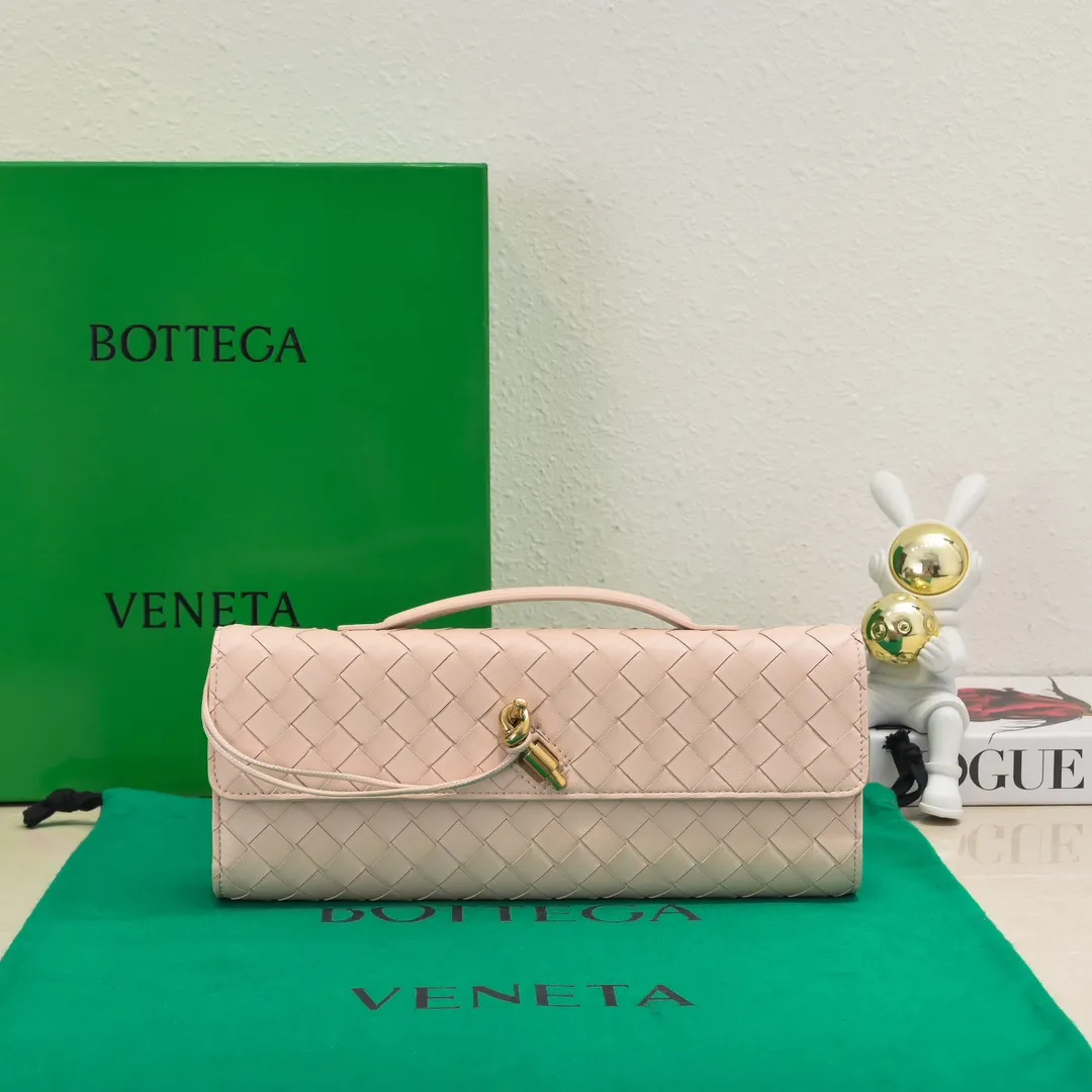 The batch of 1360 BV Andiamo evening handbags has been heavily planted again~ The designer aesthetics in the era of economic downturn are back. I fall in love with it at first sight and can't put it down. It's so beautiful and full of aura. The shape and texture are very competitive. It's light in weight and has sufficient capacity. It's a must-have for fashionistas. It's suitable for many occasions, minimalist, high-end and light luxury. Model No.: 741511 Size: 31*13*3cm